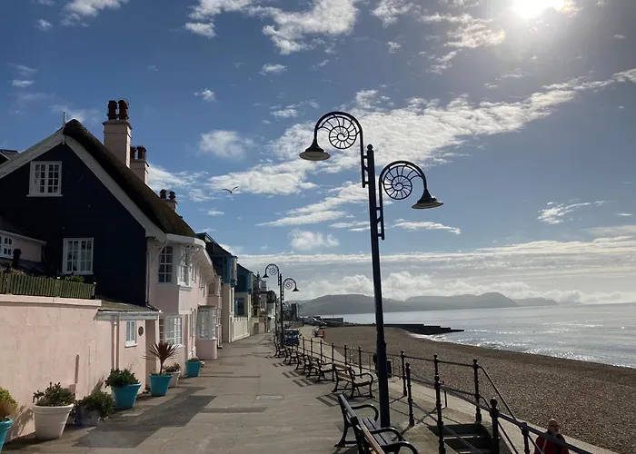 Beach hotel: Dolphin Cottage Lyme Regis